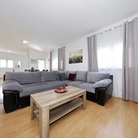 Luka Apartment *